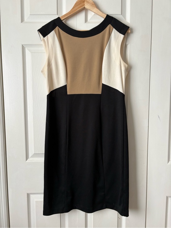 London Times Dresses & Skirts - London Times Sleeveless Colorblock Sheath Dress in Black, Cream & Tan
